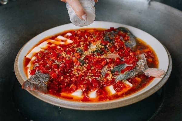 выкладываем соус на рыбу