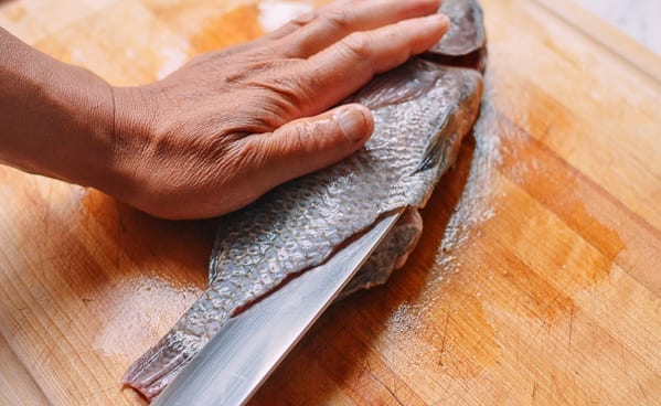 разрезаем тушку рыбы