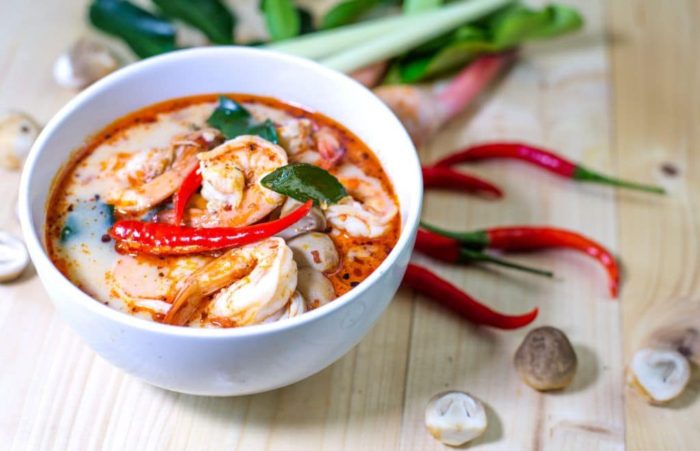 вкусный том ям с перцем и сливками 