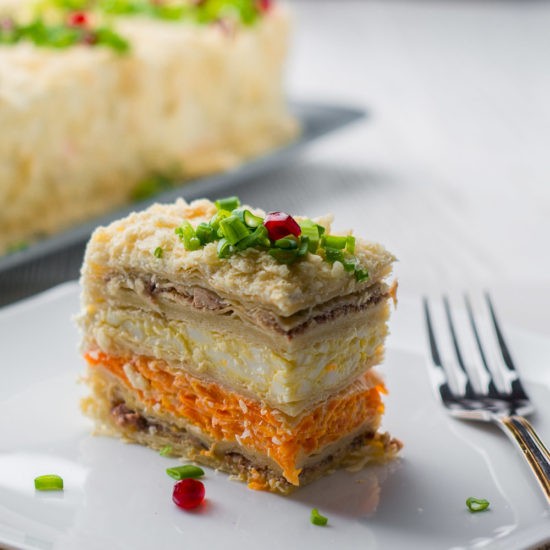 торт с рыбой и морсковью 