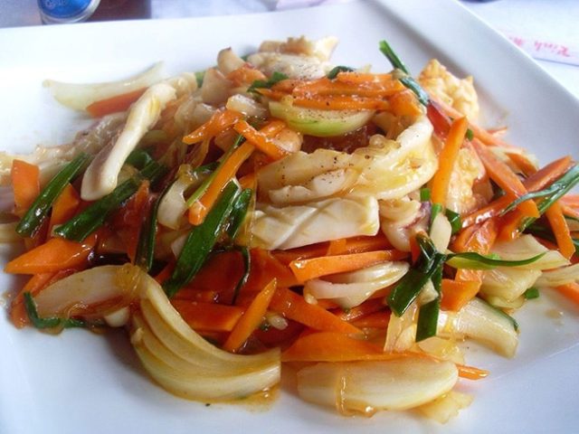 тушенные кальмары с овощами