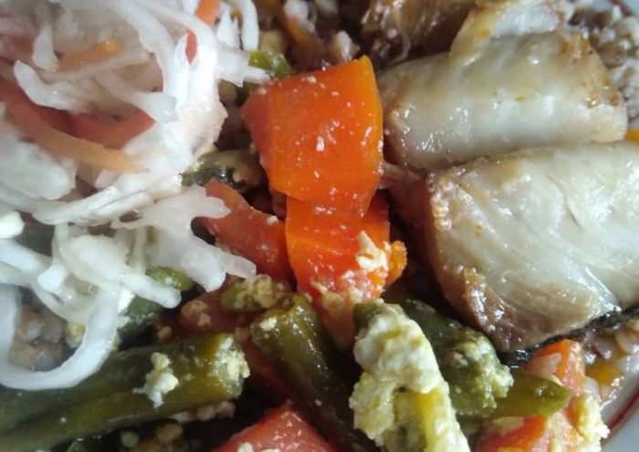 маринованный минтай с овощами 