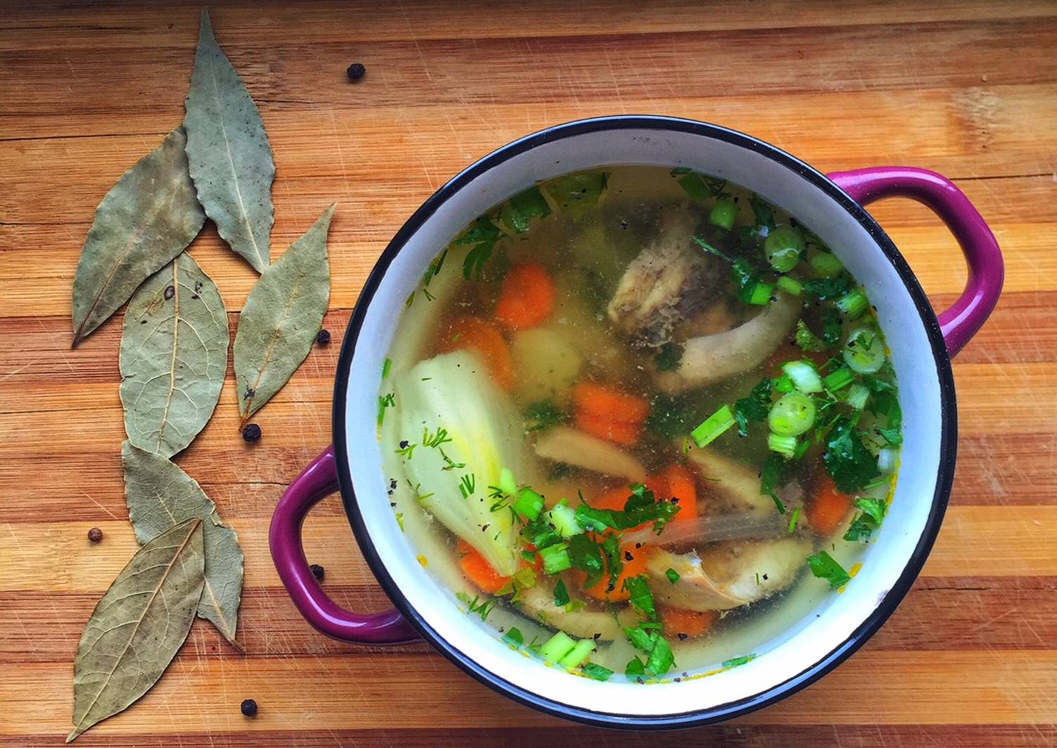 вкусная уха со свежей зеленью