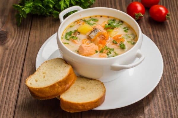 царская уха с кусочками отварной семги 
