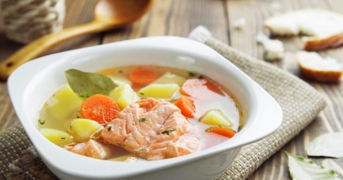 уха из красной рыбы с овощами 