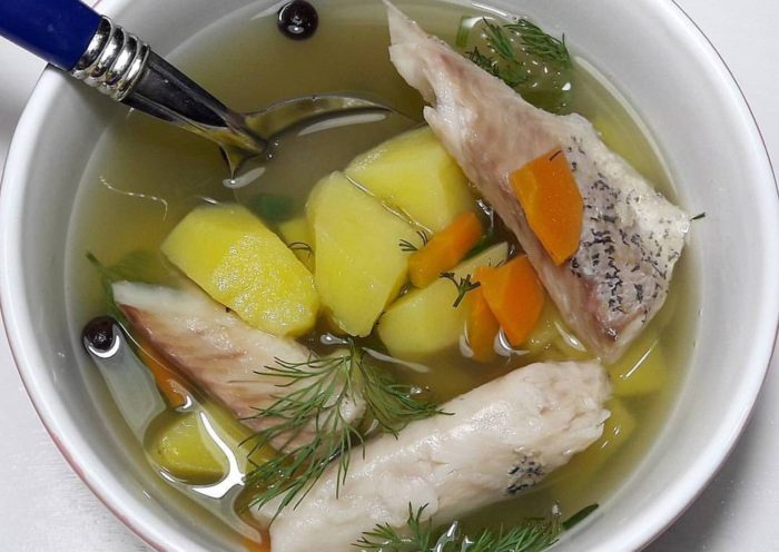 уха из толстолобика с картофелем и овощами