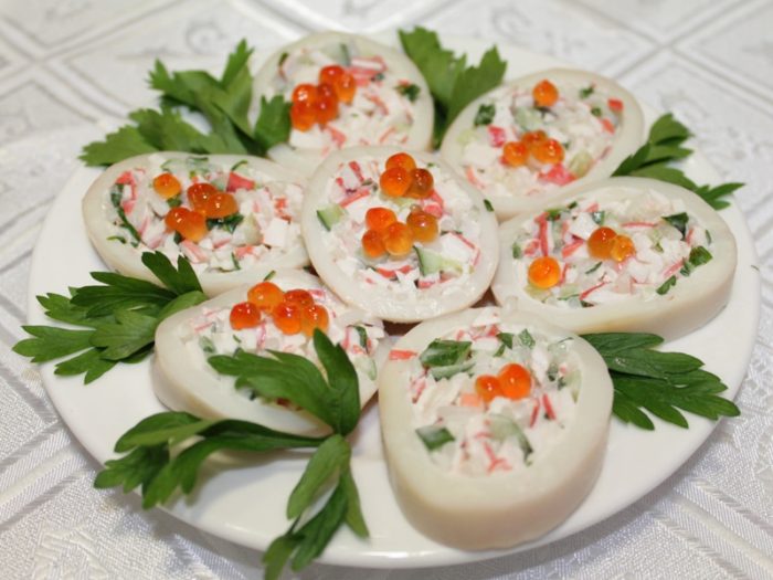 холодная закуска из кальмара с сыром и крабовыми палочками