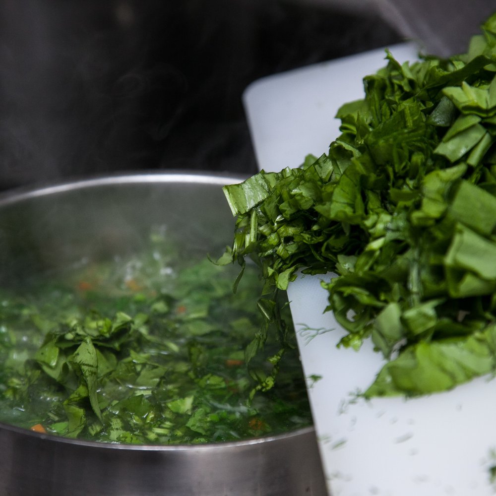 загрузка свежей зелени в суп