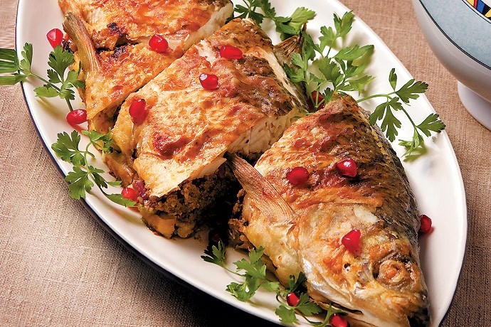 карп с грибами и зернами граната 