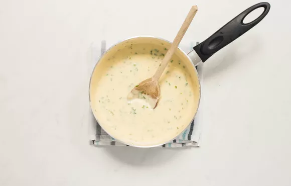 добавляем молоко и специи