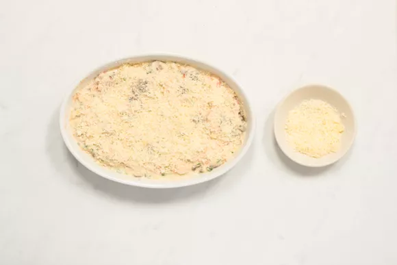 перемешиваем соус с морепродуктами