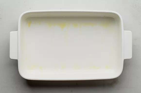 обмазываем форму спреем или маслом