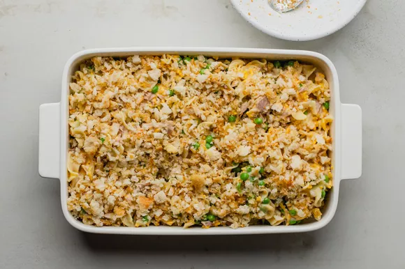 посыпаем сверху сухари