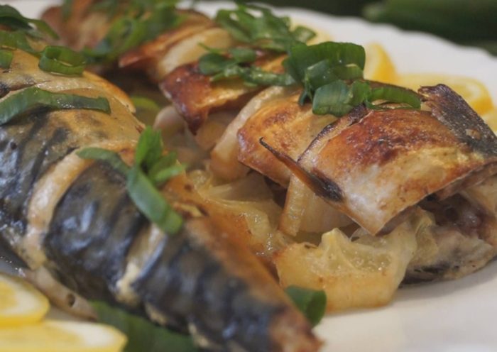 запеченая скумбрия с луком целиком 