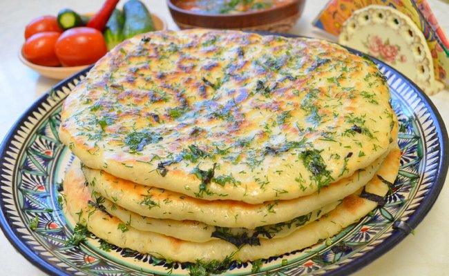 Лепёшки на воде и муке с творогом и зеленью (по желанию)