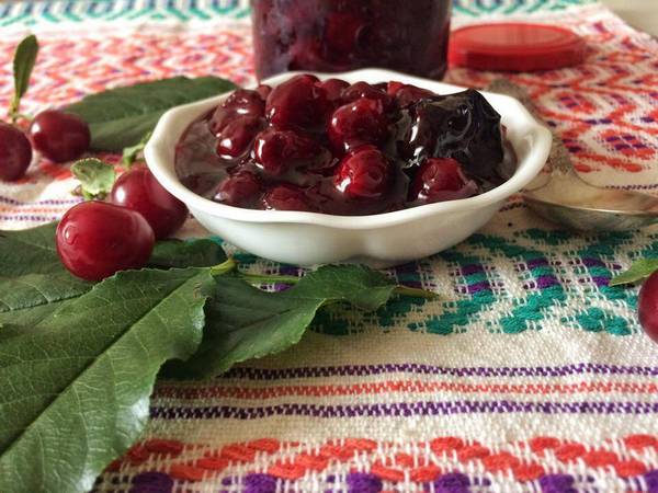 Варенье с вишнёвыми листьями и ягодами вишни Варенье с вишнёвыми листьями и ягодами вишни