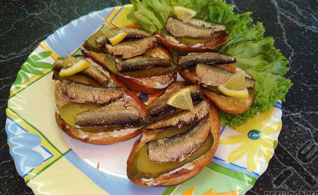 Бутерброды с солёным огурцом и горчицей