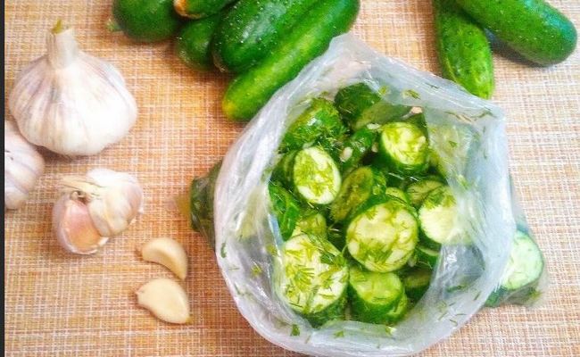 Малосольные огурцы кружочками в пакете