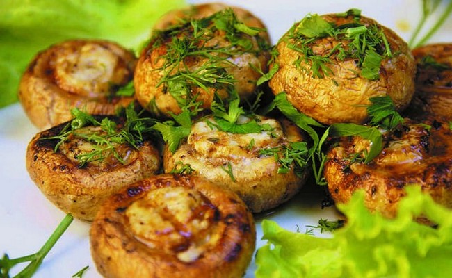 Невероятно вкусные шампиньоны с сыром и майонезом, запеченные в фольге целиком