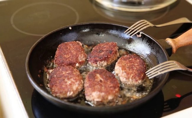 Золотистые котлеты как в СССР в столовой на сковороде