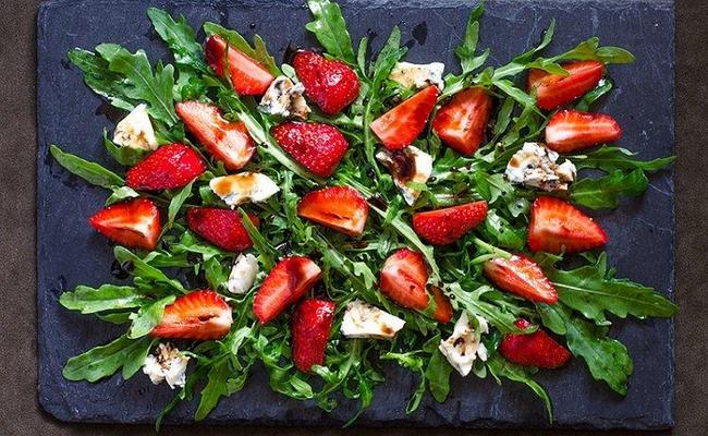 Летний салат с руколой и клубникой