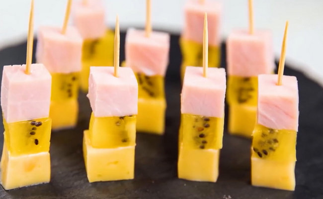 Закуска на шпажках с ветчиной, сыром и киви