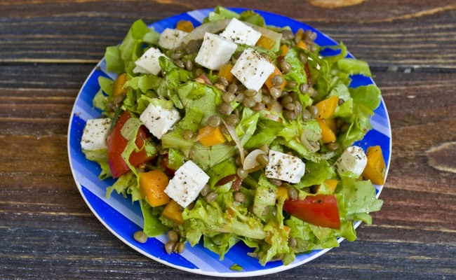 Салат с брынзой и чечевицей – простой и полезный