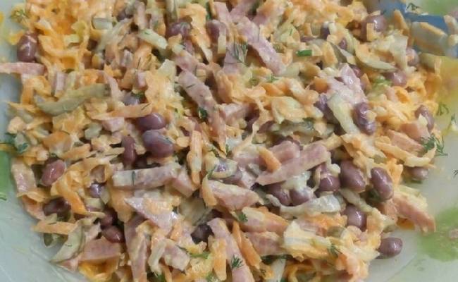 салата с колбасой, фасолью и маринованными огурчиками