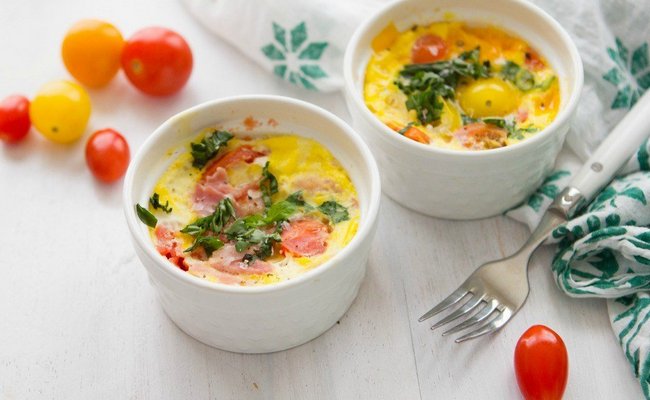 Готовим в микроволновке вкусный омлет с овощами