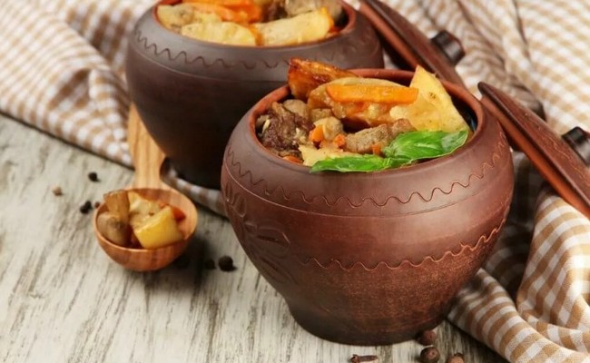 Жаркое из кабана в горшочках с картошкой в духовке