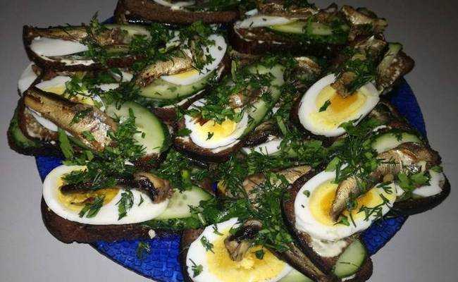 с яйцом и шпротами