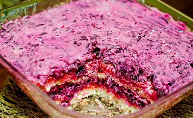 Селёдка под шубой без селёдки с любимыми рыбными консервами