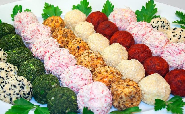 Красивая закуска – салат разноцветные новогодние шары