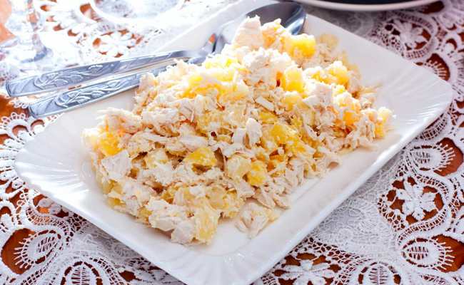 Салат Дипломат с курицей и ананасами