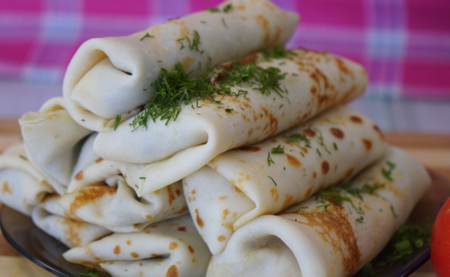 Блины, фаршированные беконом, луком и грибами