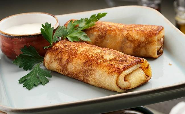 Блинчики, фаршированные луком и яйцом с грибами – для любителей новых вкусов