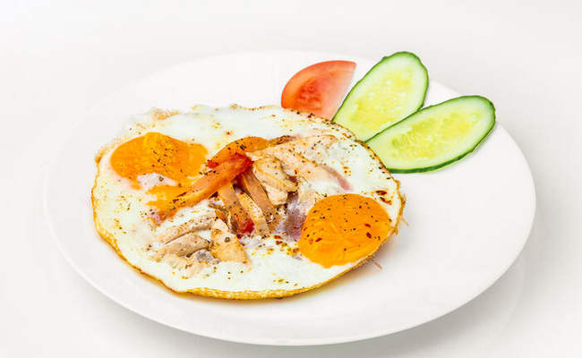 яичница с помидорами и куриным филе