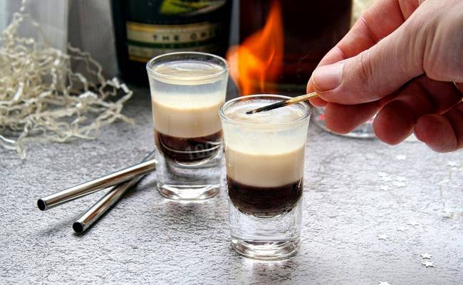 Поджигание коктейля Б-52