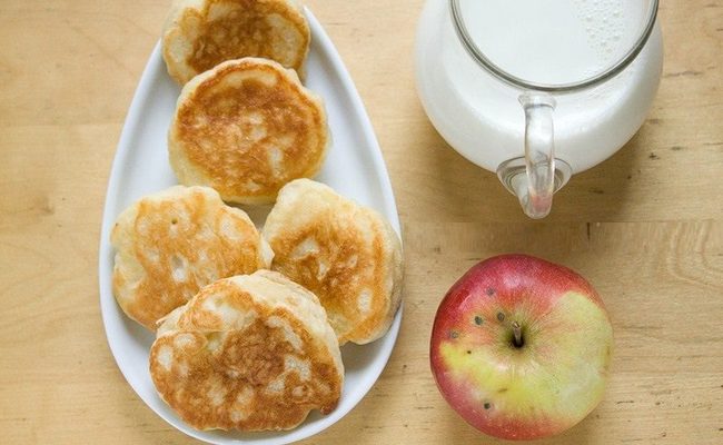 Пышные оладьи с яблоками без яиц на дрожжах