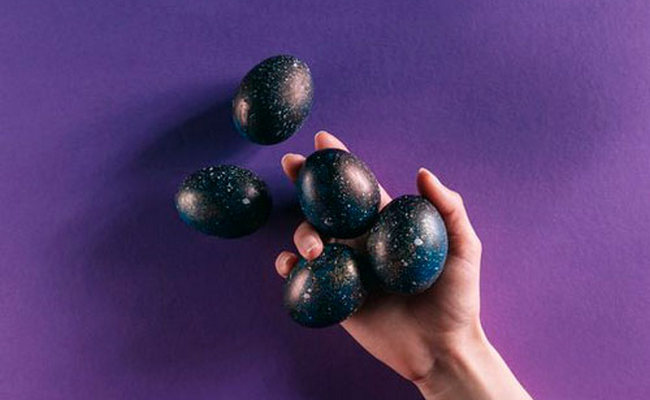 красить яйца каркаде