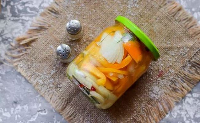 Маринованный перец в масле на зиму с луком