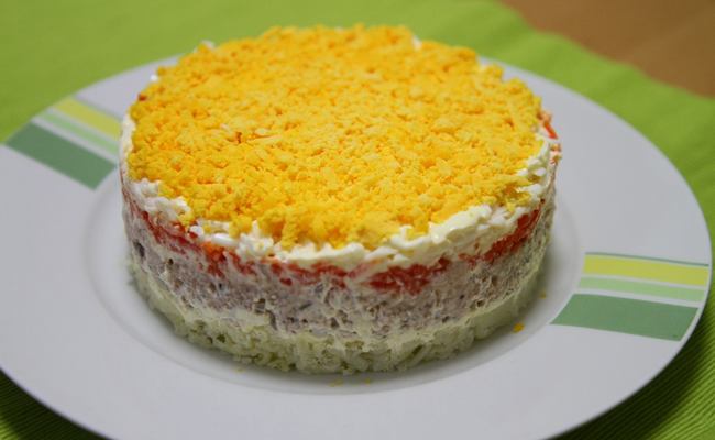 Классический рецепт салата «Мимоза» с сайрой – располагаем слои по порядку правильно