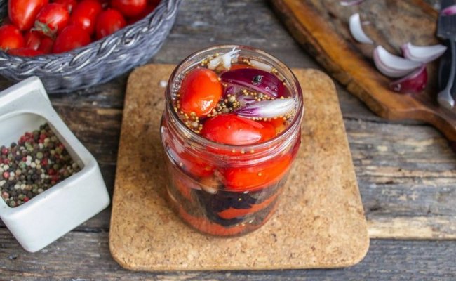 Помидоры половинками с базиликом, луком и чесноком – рецепт по шагам с фото на зиму