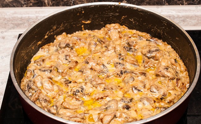 Маслята, жареные с луком в сметане на сковороде