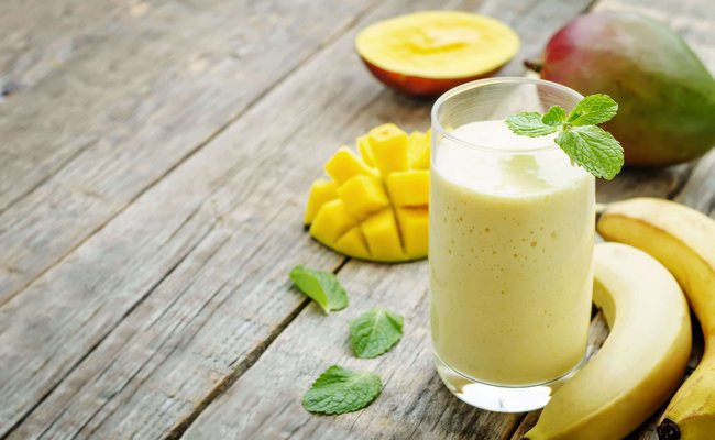 Банановый коктейль с мороженным в блендере «Тропический рай»