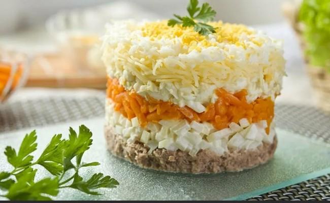 Классический рецепт салата «Мимоза» с сайрой – располагаем слои по порядку правильно