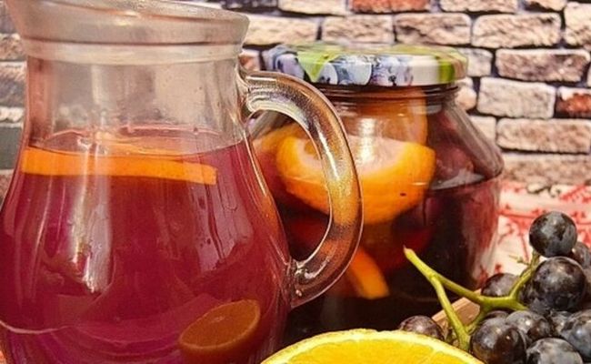 Варим виноградный компот с апельсинами в кастрюле