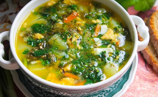 Сытный суп из крапивы с яйцом, картофелем и тушёнкой