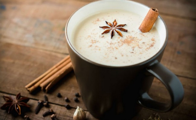 Целебный чай от простуды с молоком и пряностями