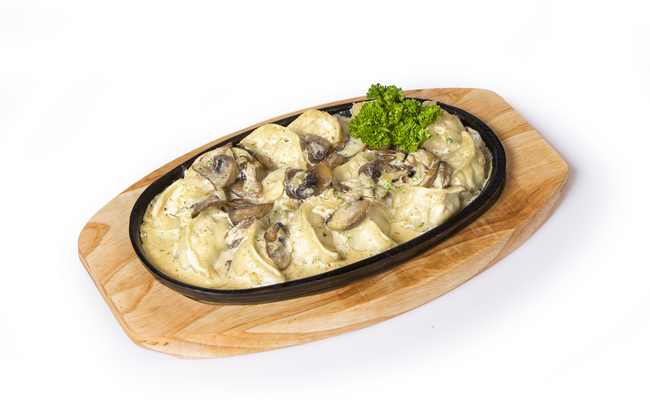 Пельмени в грибном соусе – простой и вкусный рецепт